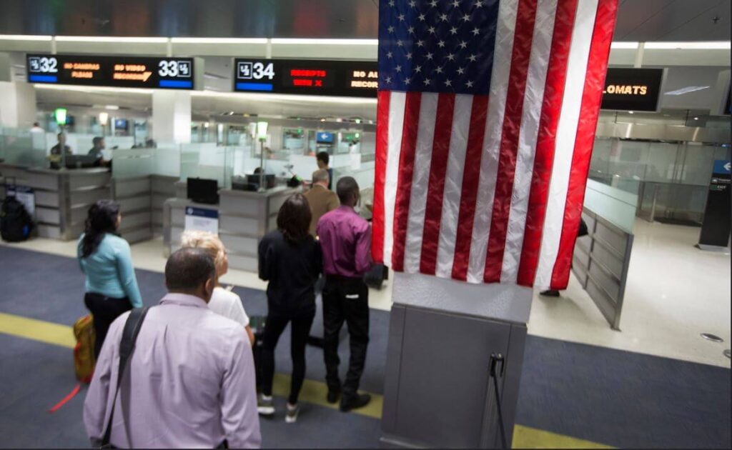 us-airport-1024x630 Sospeso l’ingresso negli Stati Uniti , a cittadini stranieri che hanno soggiornato in Cina.